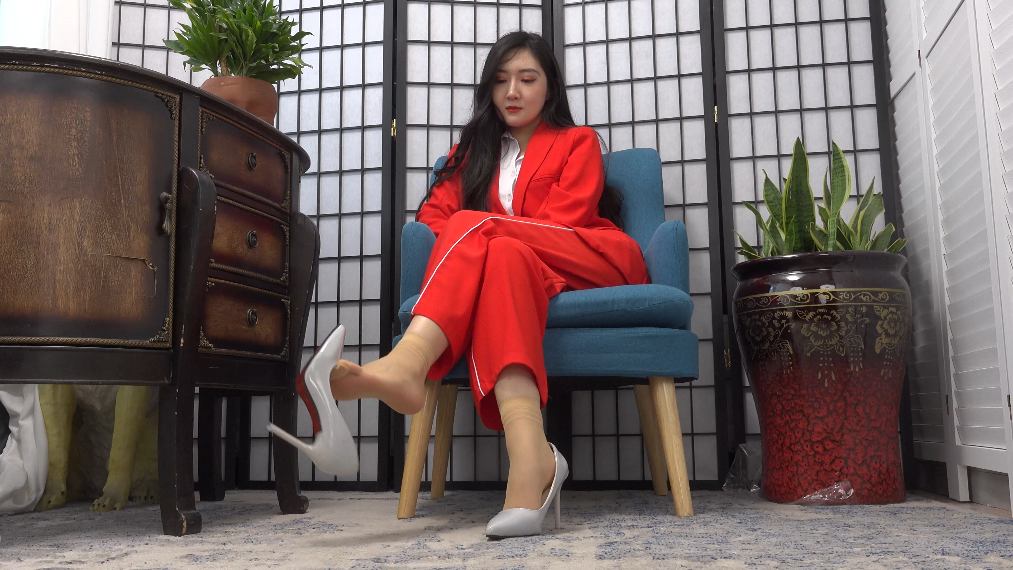 [视频] A&F 117-美女路欣展示性感短丝脚丫