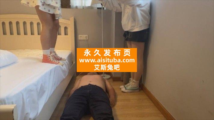 【208少女宿舍】双S匡威床上踩踏贱狗，从床上往下蹦 YC-240427-2