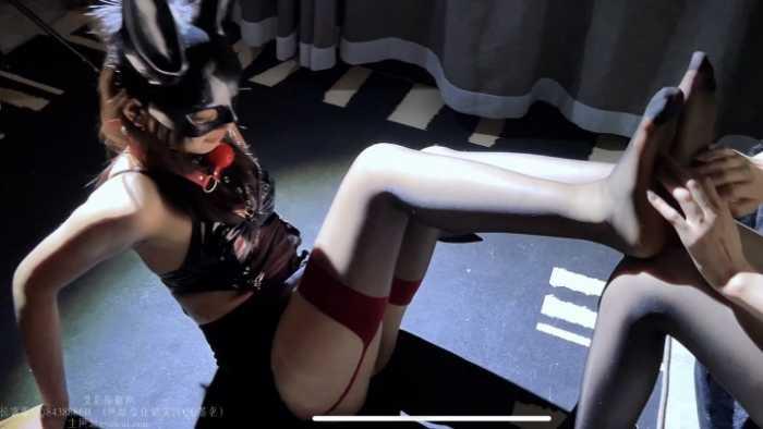 【爱秀套图】极品女奴口球口水羞辱SP板抽打挠脚心惩罚 GD030 YC-250107-2