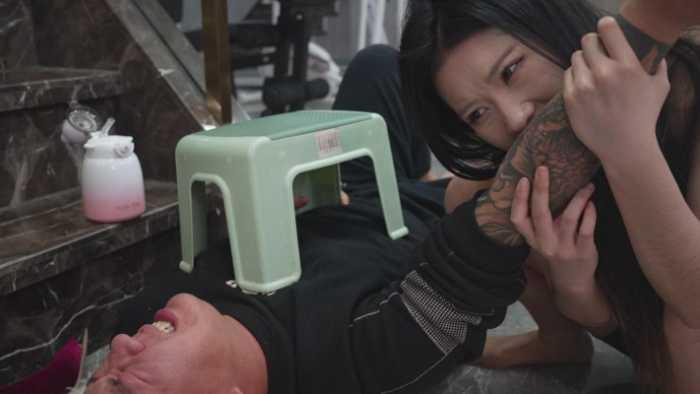 【爱秀套图】西安小野超刺激调教 高跟踩胳膊咬胳膊同时双管齐发 咬后扎伤口 YC-250108-2