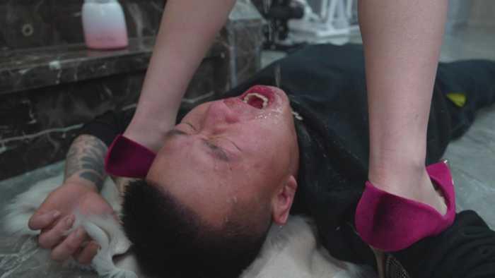 【爱秀套图】西安小野超刺激调教 高跟踩胳膊咬胳膊同时双管齐发 咬后扎伤口 YC-250108-2