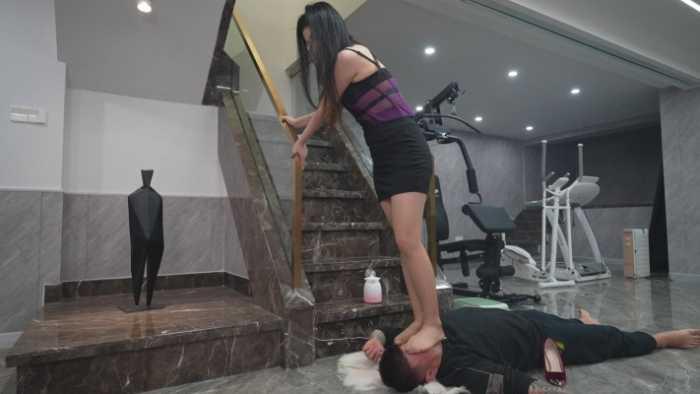 【爱秀套图】西安小野超刺激调教 高跟踩胳膊咬胳膊同时双管齐发 咬后扎伤口 YC-250108-2