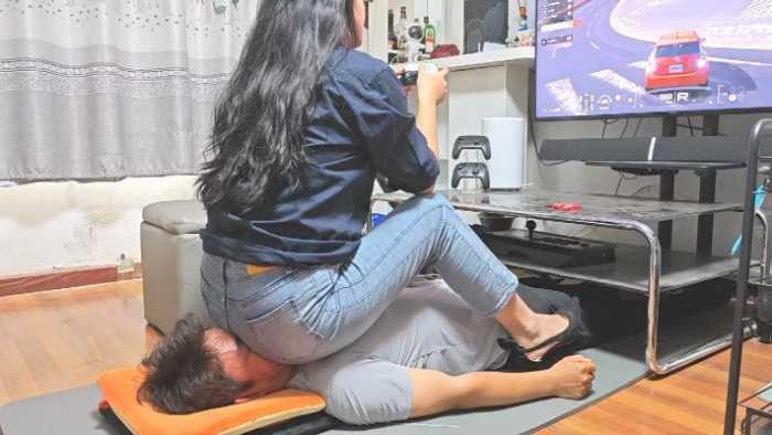 【爱秀套图】牛仔裤强制坐脸打游戏 YC-250108-6