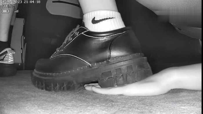 【爱秀套图】B752 – 无意识情侣小皮鞋无视踩全手到手臂 bf49170