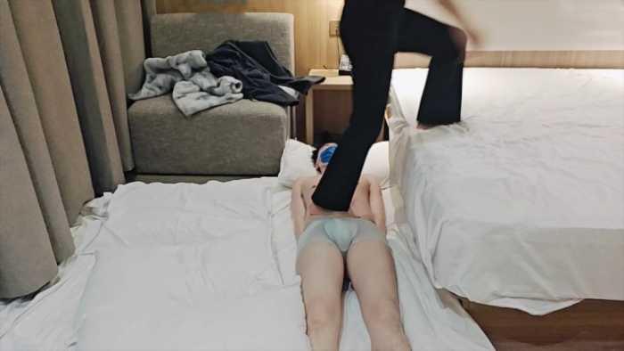 【爱秀套图】【啦啦啦】新开发的学生s爬山后超暴力跳踩 ACYC-4127