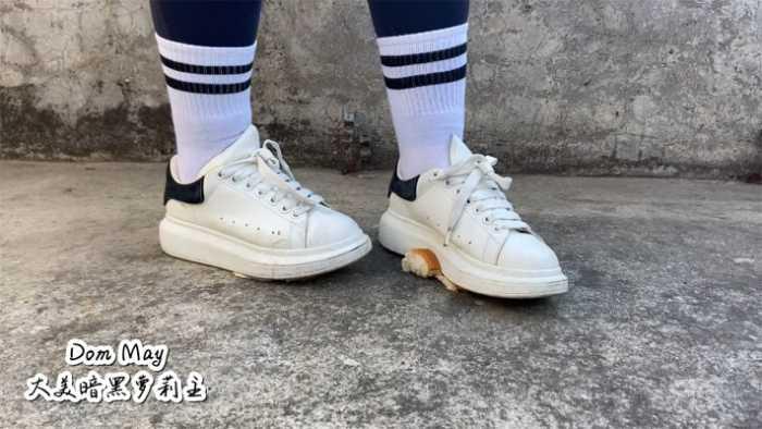 【爱秀套图】麦昆小白鞋踩面包（双视角拍摄） YC-250110