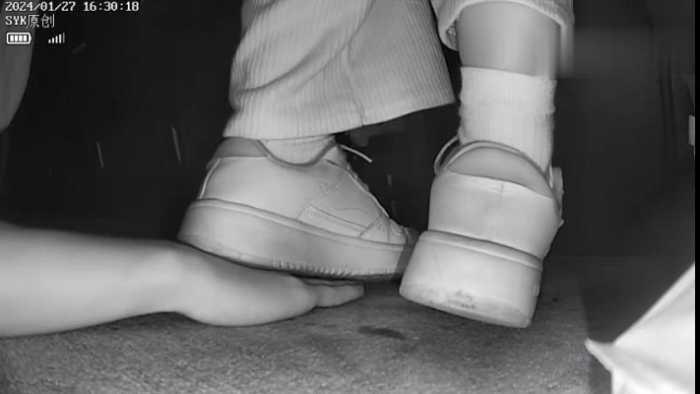 【爱秀套图】B756 – 无意识情侣李宁板鞋前中期完全无视踩全手+后期察觉探手 bf49207