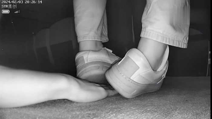 【爱秀套图】B757 – 无意识平底白鞋小姐姐多次察觉踩手 bf49208