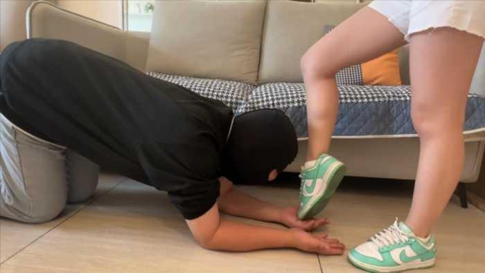 【爱秀套图】【小鲨鱼殿下】运动鞋全体重踩手踩踏插嘴 YC-250117-4