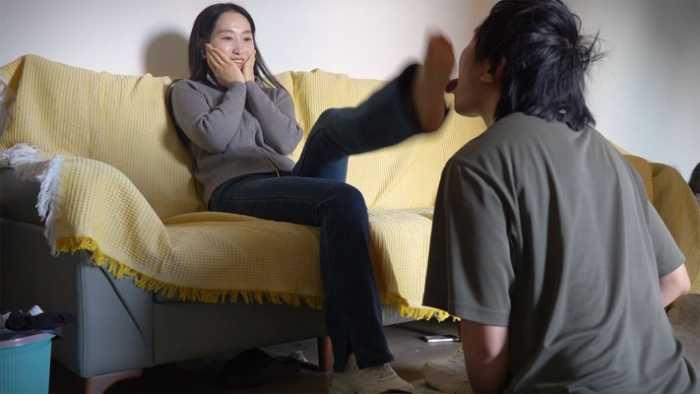 【爱秀套图】『红颜榜』苗疆美女秦歌坐桌上无意识脚底扇脸和舌头 YC-250119-2