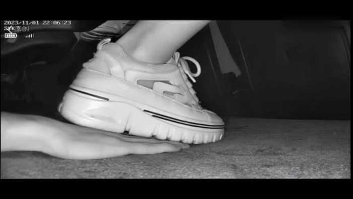 【爱秀套图】B769 – 无意识厚底运动鞋踩手翻车被发现 bf49298