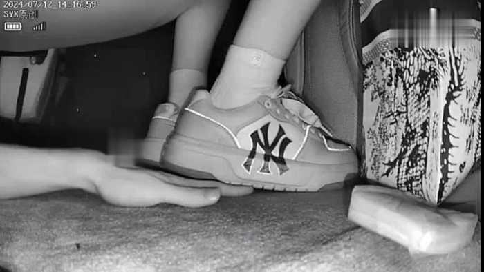 【爱秀套图】B781 – 无意识书包校服白袜MLB白鞋翘腿踩手 bf49600