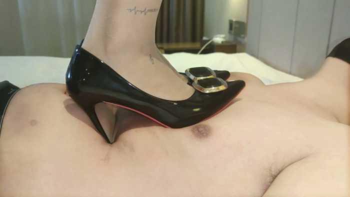 【爱秀套图】春节档：捆绑束缚奴隶四肢，任由小鱼女神在床上高跟蹦迪，无视脚下生灵 YC-250203-2