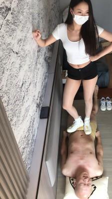 【爱秀套图】泡芙妹妹三双运动鞋踩踏毯子 YC-250204