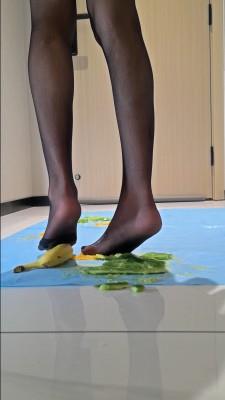 【爱秀套图】小椰黑丝碾小黄瓜橘子香蕉 YC-241211-4