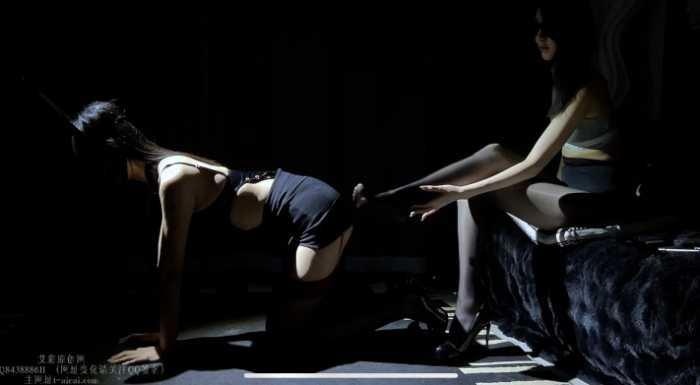 【爱秀套图】极品女奴口球口水羞辱SP板抽打挠脚心惩罚 GD030 YC-250107-2