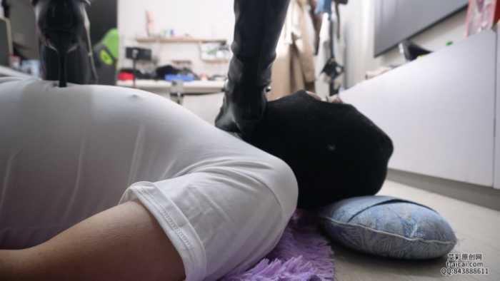 【爱秀套图】黑色高跟靴玩老狗脖子 YC-250104-3