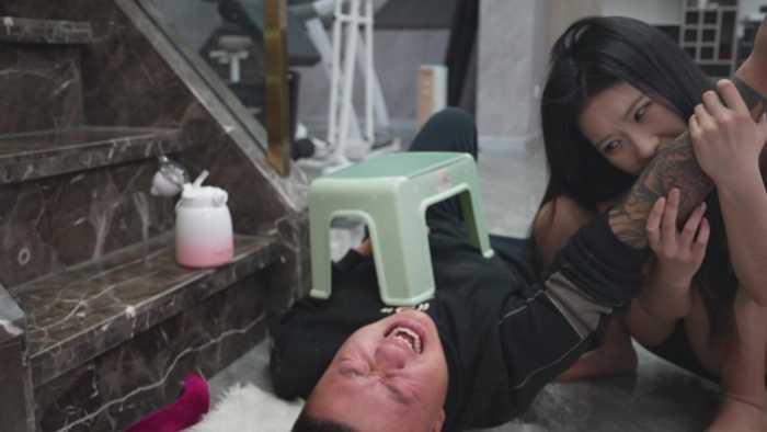 【爱秀套图】西安小野超刺激调教 高跟踩胳膊咬胳膊同时双管齐发 咬后扎伤口 YC-250108-2