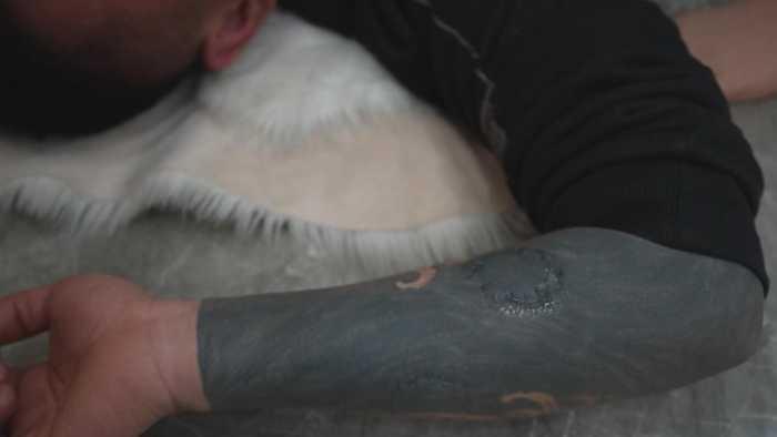 【爱秀套图】西安小野超刺激调教 高跟踩胳膊咬胳膊同时双管齐发 咬后扎伤口 YC-250108-2