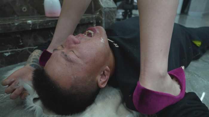 【爱秀套图】西安小野超刺激调教 高跟踩胳膊咬胳膊同时双管齐发 咬后扎伤口 YC-250108-2