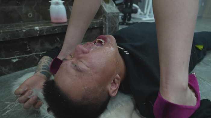 【爱秀套图】西安小野超刺激调教 高跟踩胳膊咬胳膊同时双管齐发 咬后扎伤口 YC-250108-2