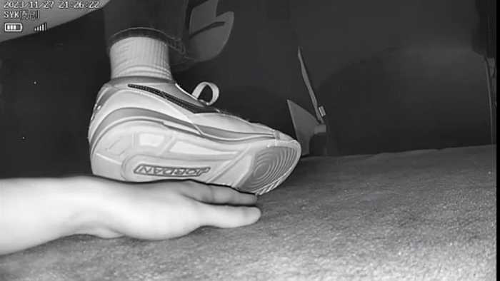 【爱秀套图】B750 – 无意识水晶高跟踩手20分钟+耐克板鞋踩手 bf49168