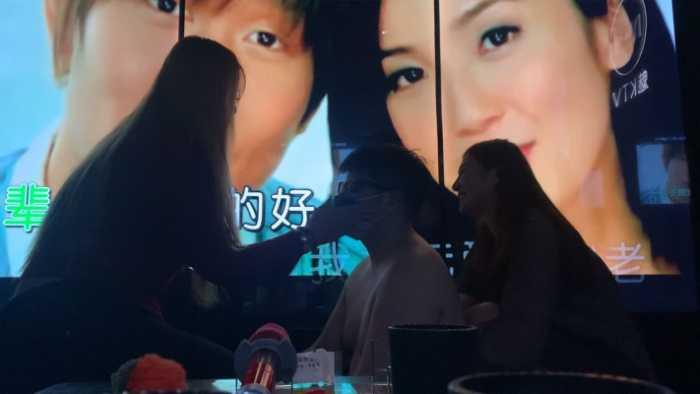 【爱秀套图】『高兴儿』ktv三人耳光虐打踢踩 YC-250108-4