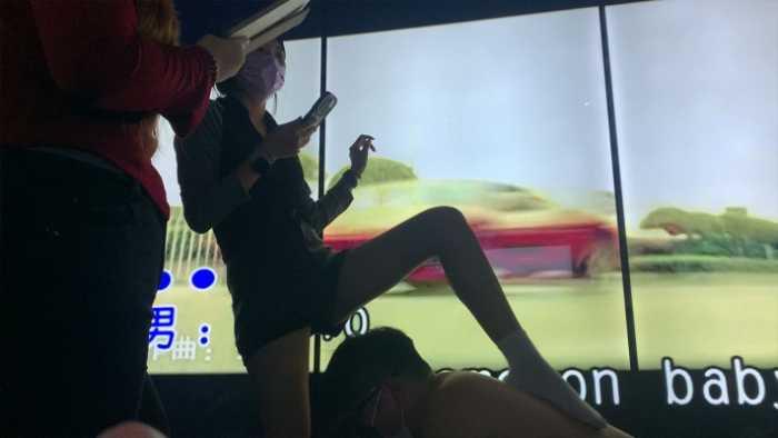 【爱秀套图】『高兴儿』ktv三人耳光虐打踢踩 YC-250108-4