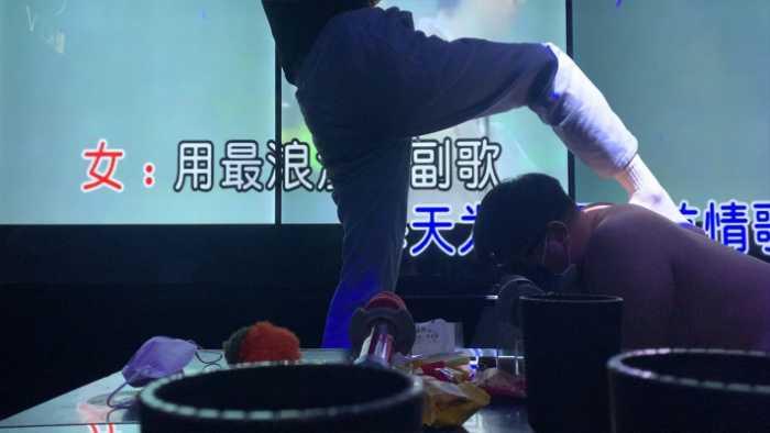 【爱秀套图】『高兴儿』ktv三人耳光虐打踢踩 YC-250108-4