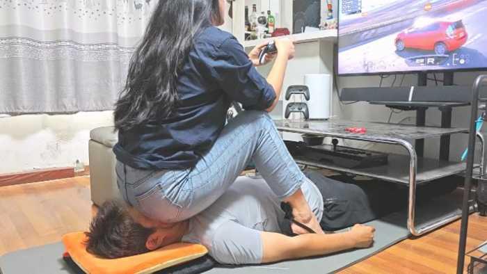 【爱秀套图】牛仔裤强制坐脸打游戏 YC-250108-6