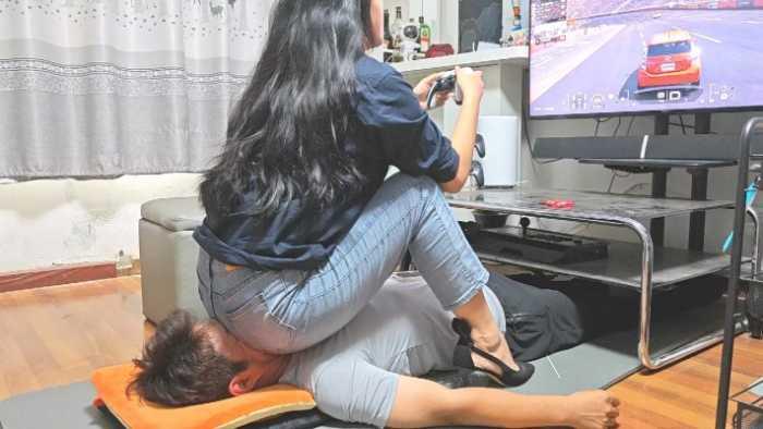 【爱秀套图】牛仔裤强制坐脸打游戏 YC-250108-6