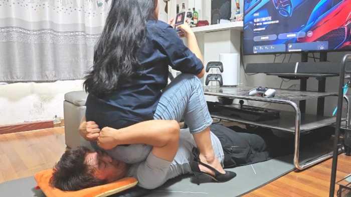 【爱秀套图】牛仔裤强制坐脸打游戏 YC-250108-6