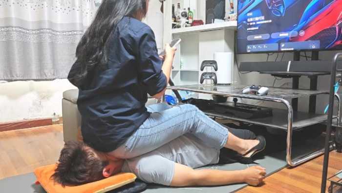 【爱秀套图】牛仔裤强制坐脸打游戏 YC-250108-6