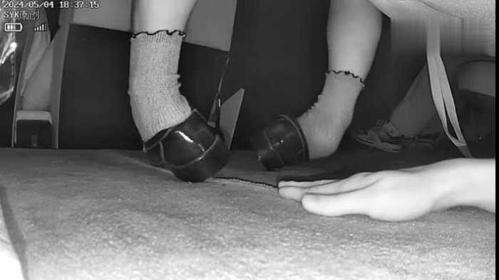 【爱秀套图】B751 – 无意识小姐姐多动症小皮鞋踩手 bf49169