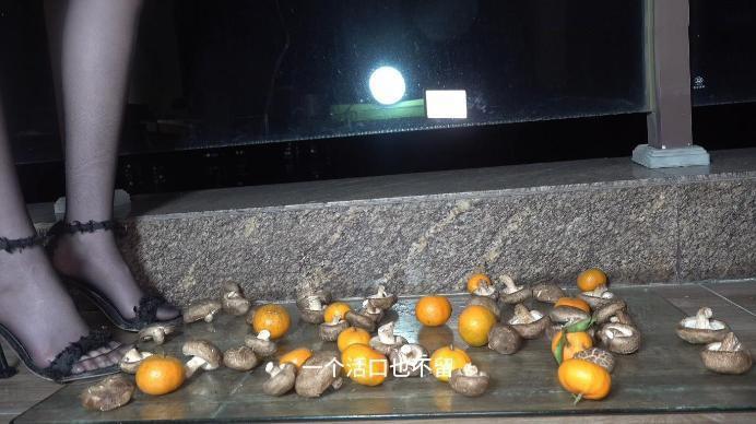【爱秀套图】【南国原创】女巨人雪儿黑丝高跟鞋踩踏各种水果，食物，炸鸡，第一人称辱骂JS250112~2