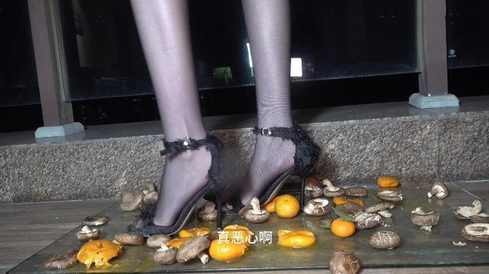 【爱秀套图】【南国原创】女巨人雪儿黑丝高跟鞋踩踏各种水果，食物，炸鸡，第一人称辱骂JS250112~2