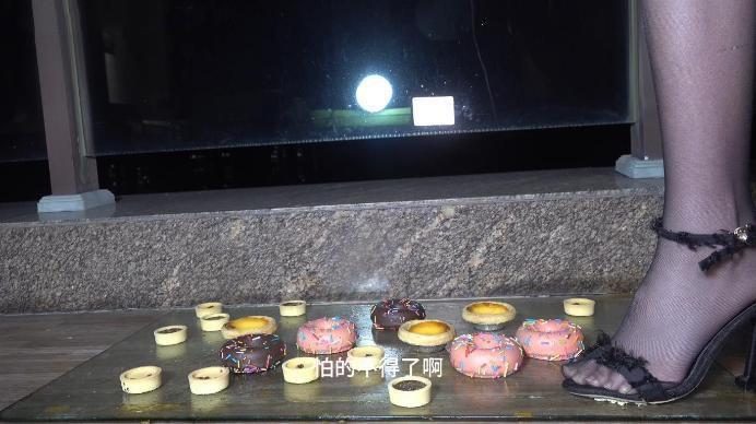 【爱秀套图】【南国原创】女巨人雪儿黑丝高跟鞋踩踏各种水果，食物，炸鸡，第一人称辱骂JS250112~2