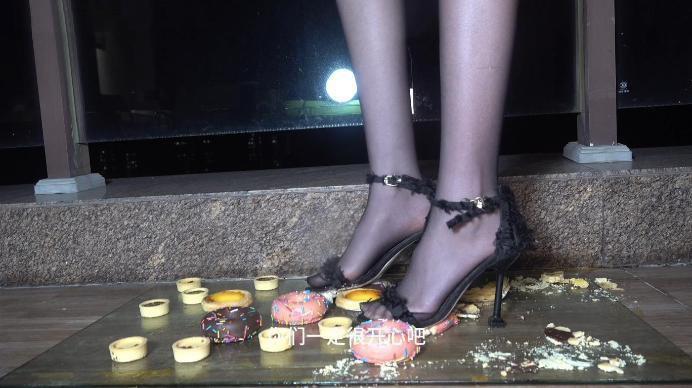 【爱秀套图】【南国原创】女巨人雪儿黑丝高跟鞋踩踏各种水果，食物，炸鸡，第一人称辱骂JS250112~2