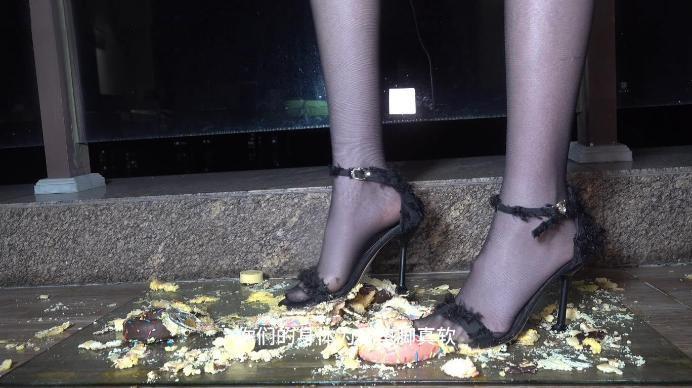 【爱秀套图】【南国原创】女巨人雪儿黑丝高跟鞋踩踏各种水果，食物，炸鸡，第一人称辱骂JS250112~2