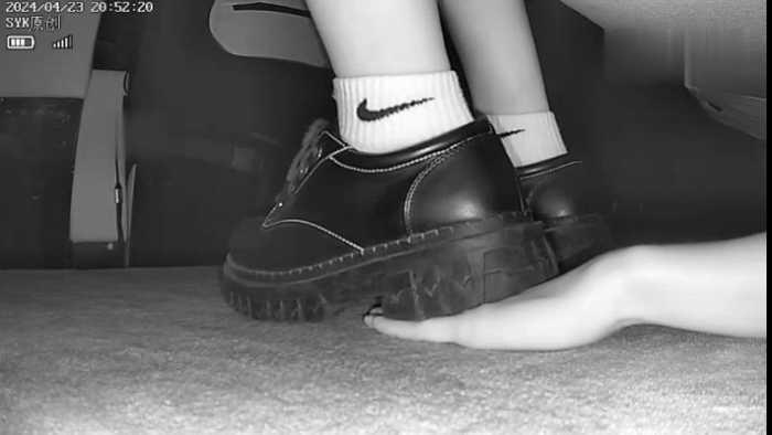 【爱秀套图】B752 – 无意识情侣小皮鞋无视踩全手到手臂 bf49170