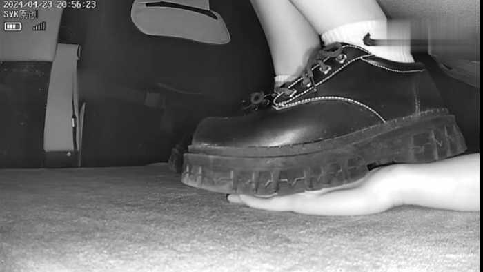 【爱秀套图】B752 – 无意识情侣小皮鞋无视踩全手到手臂 bf49170