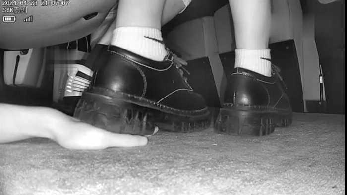 【爱秀套图】B752 – 无意识情侣小皮鞋无视踩全手到手臂 bf49170