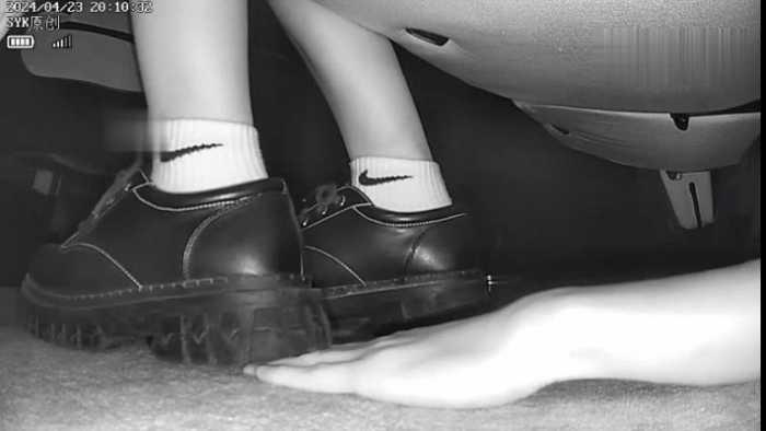 【爱秀套图】B752 – 无意识情侣小皮鞋无视踩全手到手臂 bf49170