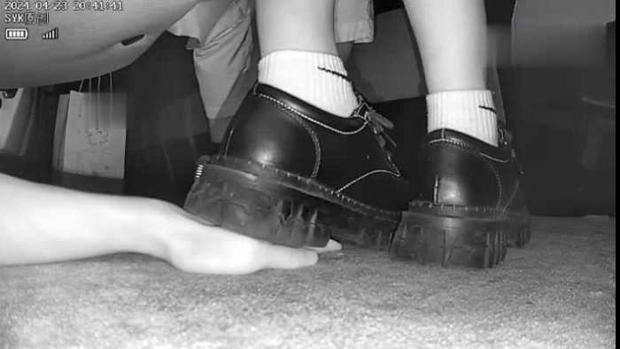 【爱秀套图】B752 – 无意识情侣小皮鞋无视踩全手到手臂 bf49170