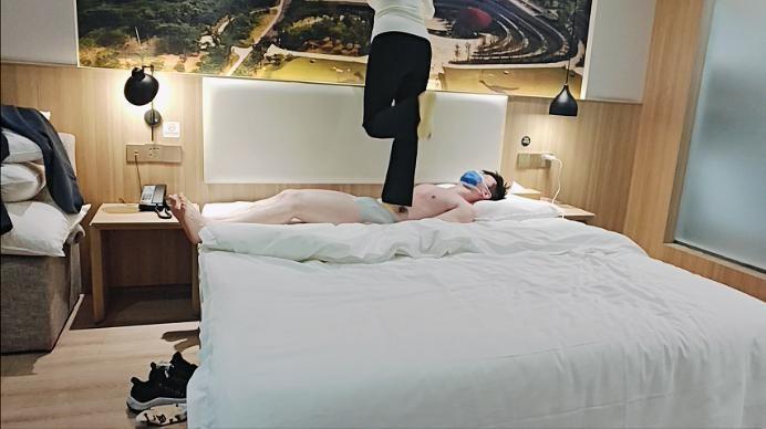 【爱秀套图】【啦啦啦】新开发的学生s爬山后超暴力跳踩 ACYC-4127