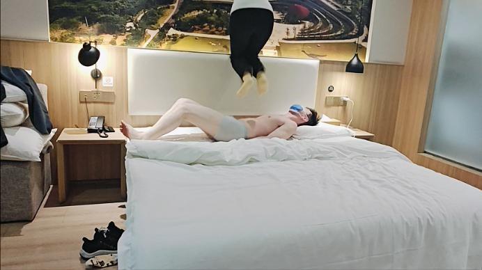 【爱秀套图】【啦啦啦】新开发的学生s爬山后超暴力跳踩 ACYC-4127