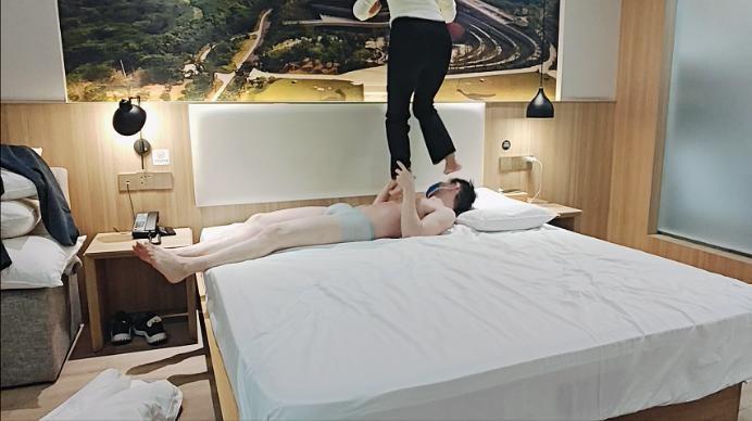 【爱秀套图】【啦啦啦】新开发的学生s爬山后超暴力跳踩 ACYC-4127