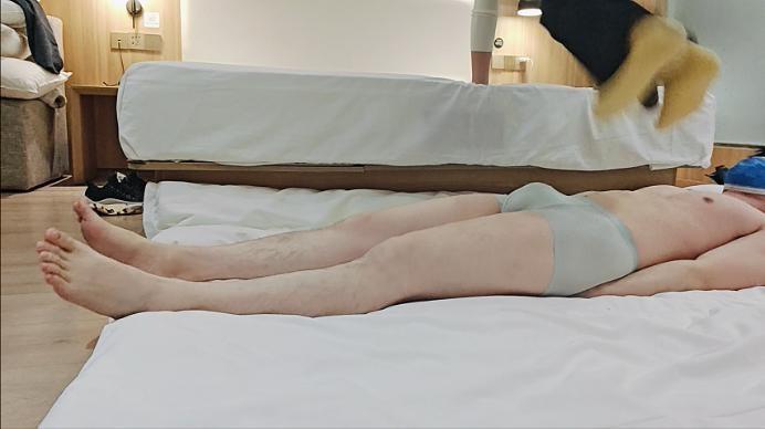 【爱秀套图】【啦啦啦】新开发的学生s爬山后超暴力跳踩 ACYC-4127