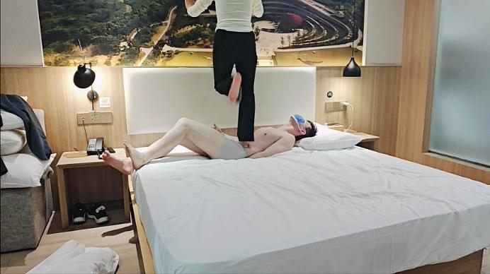 【爱秀套图】【啦啦啦】新开发的学生s爬山后超暴力跳踩 ACYC-4127