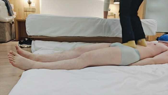 【爱秀套图】【啦啦啦】新开发的学生s爬山后超暴力跳踩 ACYC-4127